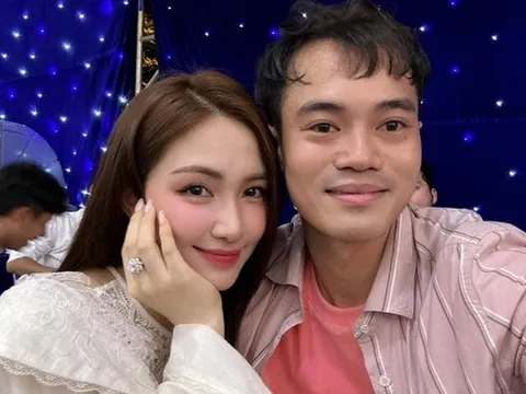 Văn Toàn phản ứng thế nào khi được khen 'đẹp đôi' cùng Hòa Minzy?