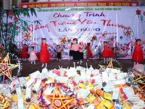 Mang "Vầng trăng yêu thương" đến với trẻ em nghèo Nghệ An