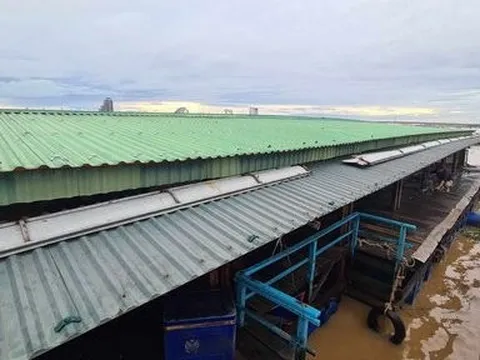 Nước lũ cuốn nhà hàng nổi ra biển, 4 người được cứu thoát