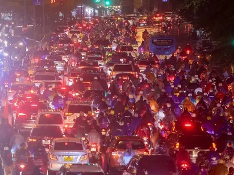 Đường phố Hà Nội tắc không lối thoát lúc tan tầm, người dân hối hả ‘tìm đường’ về nhà