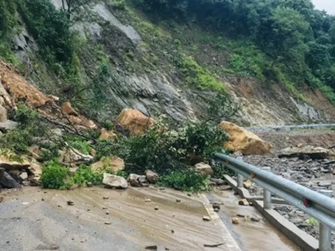 Sạt lở hàng trăm khối đất đá, đường độc đạo lên cửa khẩu Cầu Treo tê liệt