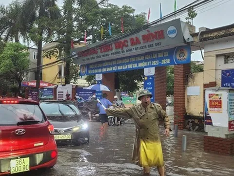 Mưa lớn gây ngập lụt, ách tắc giao thông ở thành phố Thanh Hóa