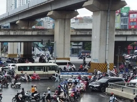 Xe máy nối đuôi nhau ngược chiều, nút giao Thanh Xuân vẫn rối loạn