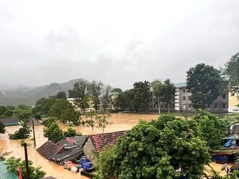 Nước lũ chạm nóc nhà, một thị trấn ở Nghệ An bị cô lập