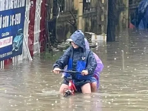 Mưa lớn thâu đêm, nhiều tuyến đường ở TP.Thanh Hóa bị ngập sâu