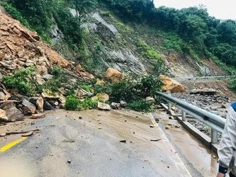 Mưa lớn, QL8A tê liệt vì sạt lở