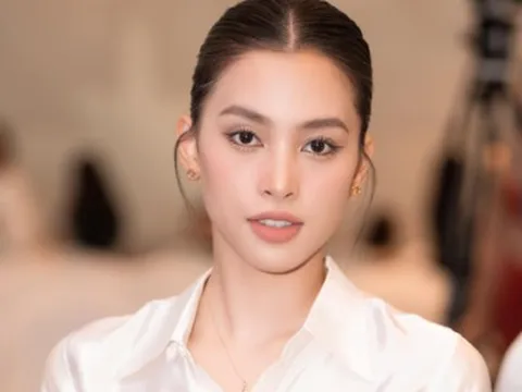 Mỹ nữ "nghìn năm có một" đi ăn cưới toàn mặc váy xẻ đến hông