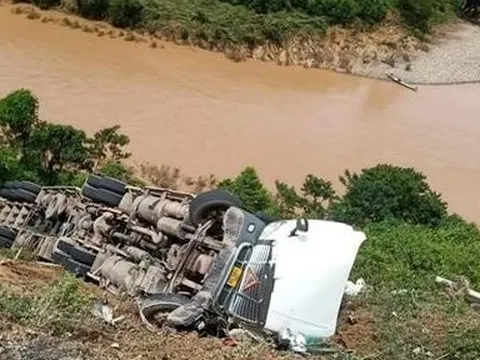 Container lật sâu xuống vực nằm "phơi bụng", tài xế thoát chết hy hữu