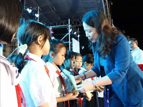 Phó Chủ tịch nước vui 'Hội trăng rằm' với thiếu nhi các dân tộc tại Đắk Lắk