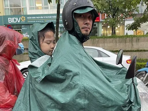 Mưa trắng trời từ sáng sớm, người Hà Nội chật vật 'vượt' ùn tắc để đến công sở
