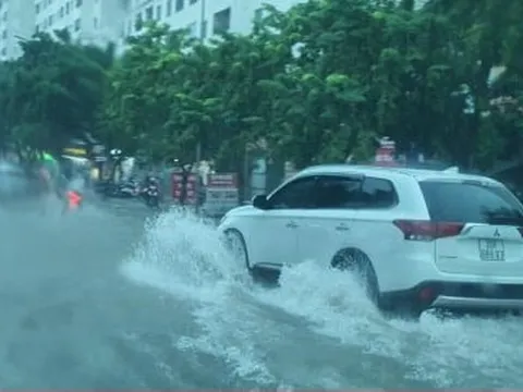 Hà Nội mưa xối xả, khắp các tuyến đường lâm cảnh ngập lụt, ùn tắc