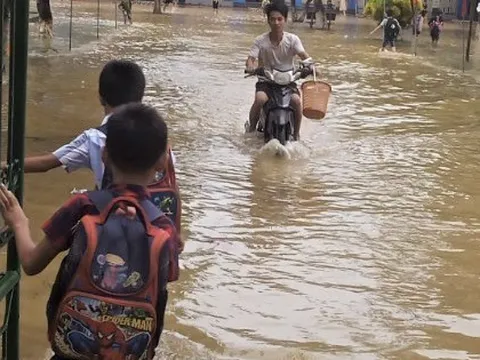 Cám cảnh ngôi trường khốn khổ, hễ mưa to là ngập, thầy trò hì hụi vét bùn