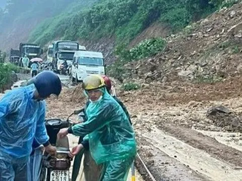 Video: Đất đá đổ sập xuống đường ở Hòa Bình, người dân bỏ chạy thoát thân