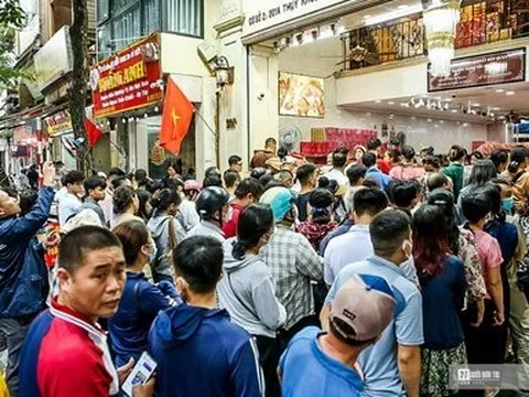 Người dân đội mưa xếp hàng dài mua bánh Trung thu cổ truyền