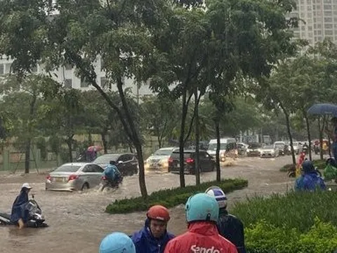 Hà Nội mưa to: Nhiều nơi chìm trong "biển nước"