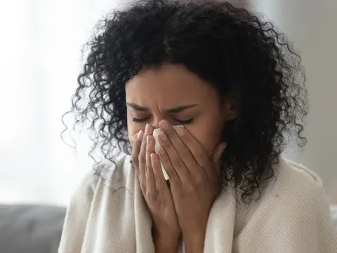 Chữa nghẹt mũi bằng cách bấm huyệt xoang theo Tiktok: Đúng hay sai?