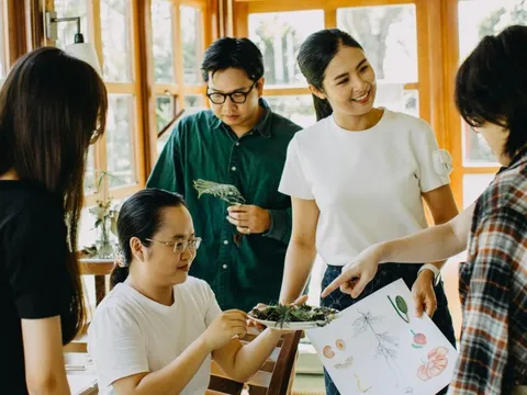 Hoa hậu Ngọc Hân đồng hành cùng 3 họa sĩ trẻ, ngỡ ngàng trước các tài năng