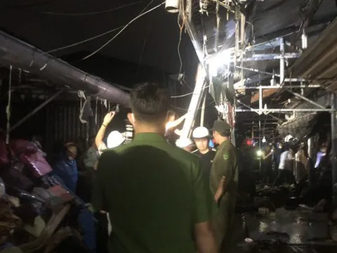 Chợ Ba Đồn bất ngờ bốc cháy trong đêm