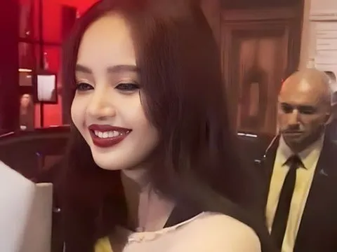 Cả nhà bạn trai tỷ phú đi xem Lisa (BlackPink) múa thoát y