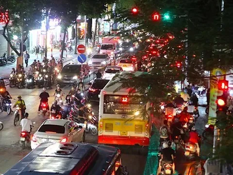 Hà Nội: 'Làm ngơ' biển cấm, người dân xếp hàng dài vi phạm giao thông