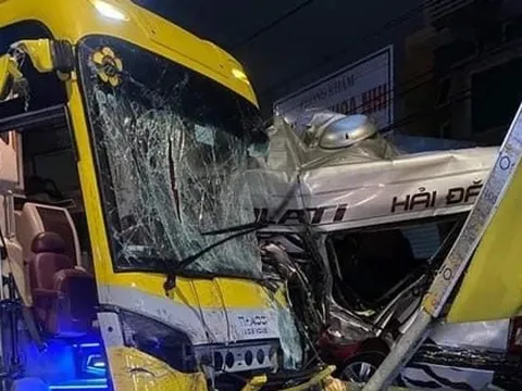 NÓNG: Xe khách Thành Bưởi và ô tô 16 chỗ tông nhau, 4 người chết, nhiều người bị thương
