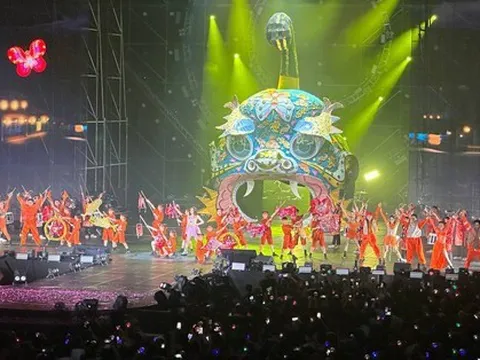 Hoàng Thùy Linh mở màn Vietnamese Concert hoành tráng: dựng cây đa và đầu lân khổng lồ, Wren Evans xuất hiện!