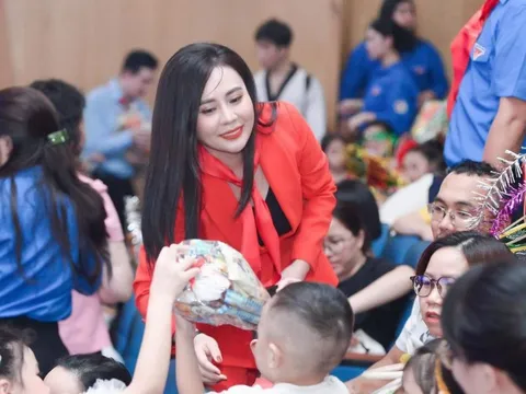 Hoa hậu Phan Kim Oanh và top 5 Mrs Grand Vietnam trao quà trung thu cho các em nhỏ tại Hà Nội