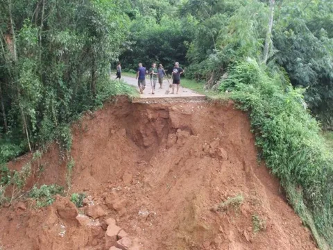 Nghệ An: Nhiều tuyến đường đứt gãy, hàng chục hộ dân vẫn bị cô lập