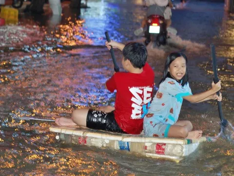 Triều cường vượt mức báo động, người dân Cần Thơ cho con bơi bè qua đường đi học
