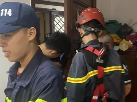 Công an đu dây giải cứu bé gái mắc kẹt ở tầng 16 chung cư