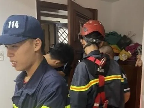 Clip giải cứu cháu bé 2 tuổi bị mắc kẹt trong một căn hộ ở tầng 16