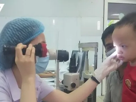 Chữa bệnh đau mắt đỏ: Tuyệt đối cấm nhỏ sữa mẹ vào mắt trẻ!