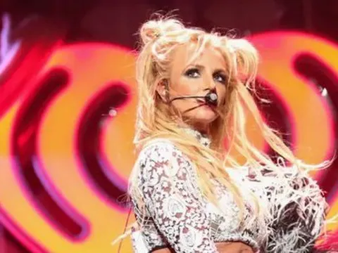 Nhảy múa với dao, Britney Spears bị cảnh sát kiểm tra