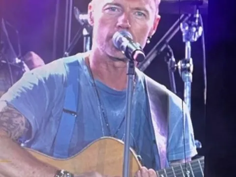Ronan Keating chính thức xuất hiện ở HAY Fest: Loạt hit kinh điển làm khán giả xao xuyến, khoe body săn chắc ở tuổi 46!