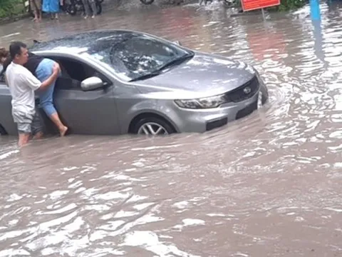 Ô tô, xe máy... 'đứng hình' trong cơn mưa lớn ở Bình Dương