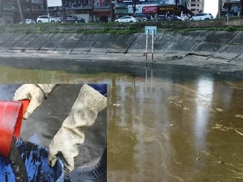 Cận cảnh hồ Linh Đàm bị nhuộm đen bởi dầu thải