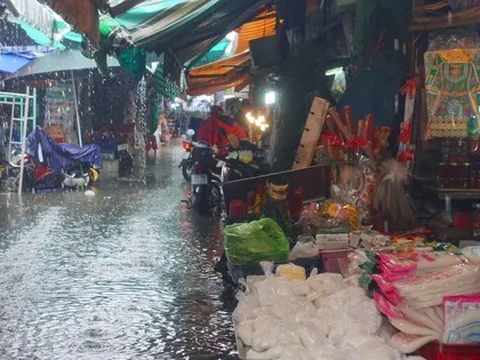 Tiểu thương khóc ròng sau cơn mưa tầm tã nhiều giờ ở TPHCM