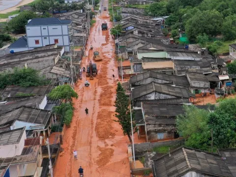 Bình Thuận: Hình ảnh lũ cát tràn xuống đường, ngập nhà dân, sập mố cầu