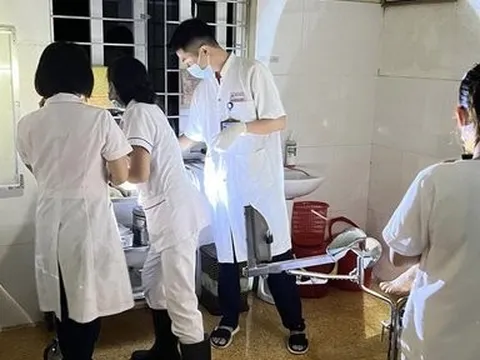 Giây phút bác sĩ “vượt lũ” trong đêm đỡ đẻ cho sản phụ