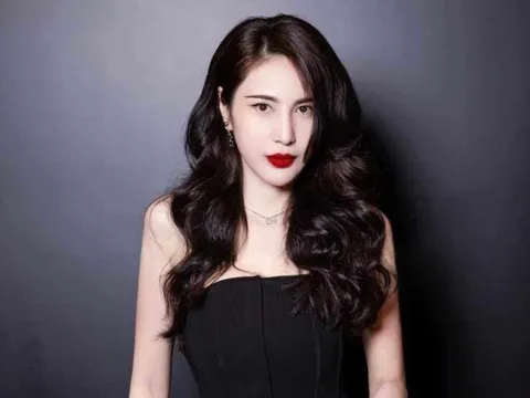 Thủy Tiên lộ vẻ ngoài hoàn toàn lạ lẫm, làn da trắng sứ như "Bạch Tuyết đời thật"