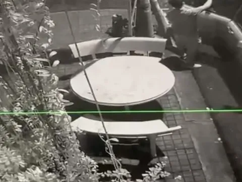 CLIP: Bé gái 3 tuổi bị bắt cóc đòi 2 tỉ đồng được gia đình đón rời khỏi khách sạn