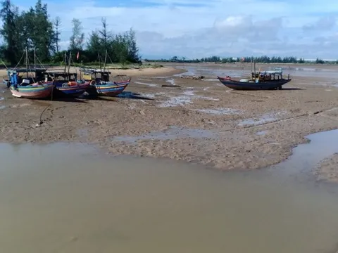 Cảng cá bồi lắng, tàu thuyền không có chỗ cập bến
