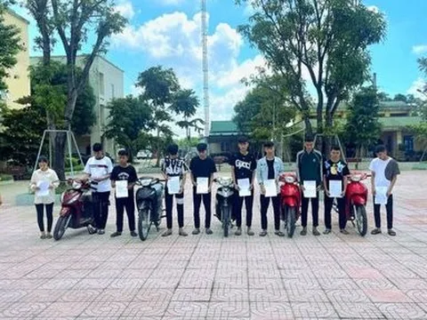 Xác minh nhóm nam nữ tháo biển số xe lạng lách, phát trực tiếp lên Tiktok