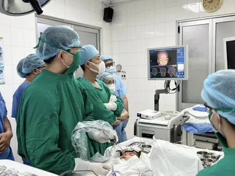 Bác sĩ dùng mỡ bụng để bít lỗ rò sàn sọ cho bé trai 3 tuổi