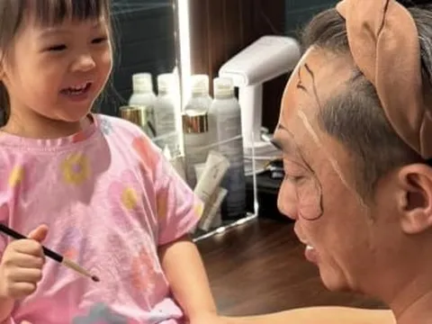 Cường Đô la 'bất chấp hình ảnh', làm trò cho con gái vui