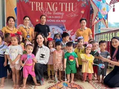Á hậu Áo dài Kathy Hương vượt mưa lũ đi từ thiện ở vùng biên