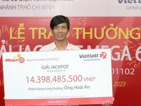 Một người đến từ TP HCM không đeo mặt nạ khi nhận giải Jackpot của Vietlott