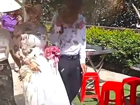 Hà Tĩnh: Cô dâu chú rể bị người yêu cũ hắt chất bẩn trong ngày cưới