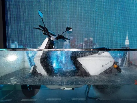 Có nên cho xe máy điện lội nước như "tàu ngầm" không?