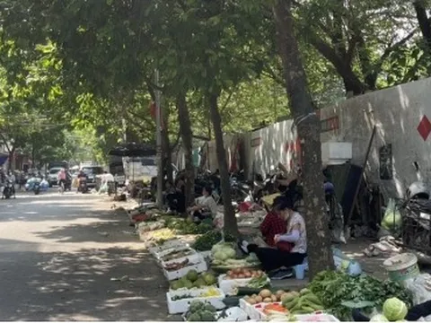 Nhếch nhác “chợ cóc”, chợ tạm chiếm dụng vỉa hè